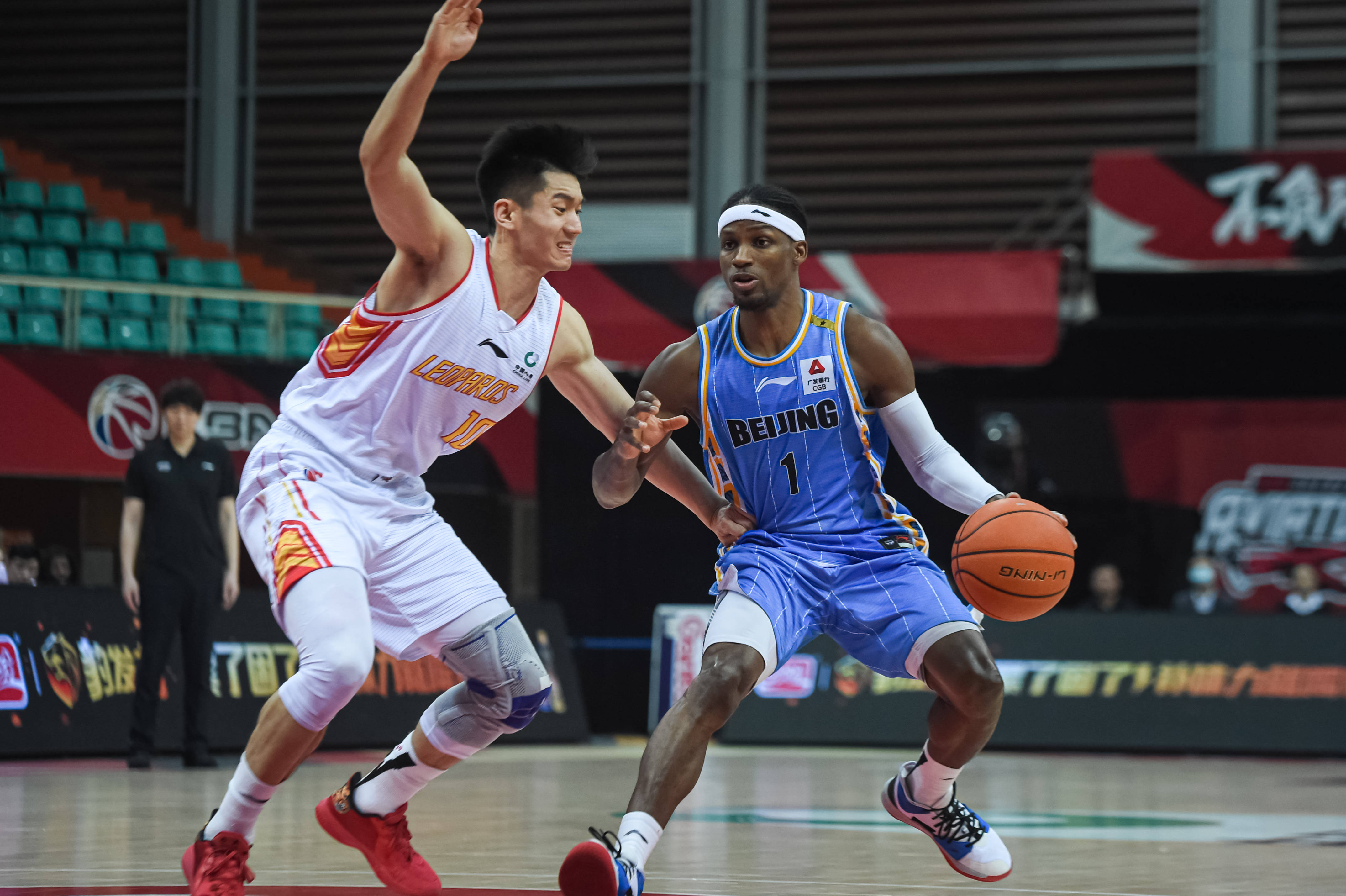 他在對抗伯 他在對抗伯